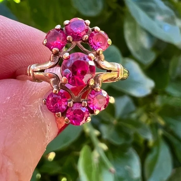 VINTAGE ART DECO SOLID 10K YELLOW GOLD SYNTHETIC RUBY CLUSTER COCKTAIL RING - Picture 11 of 16